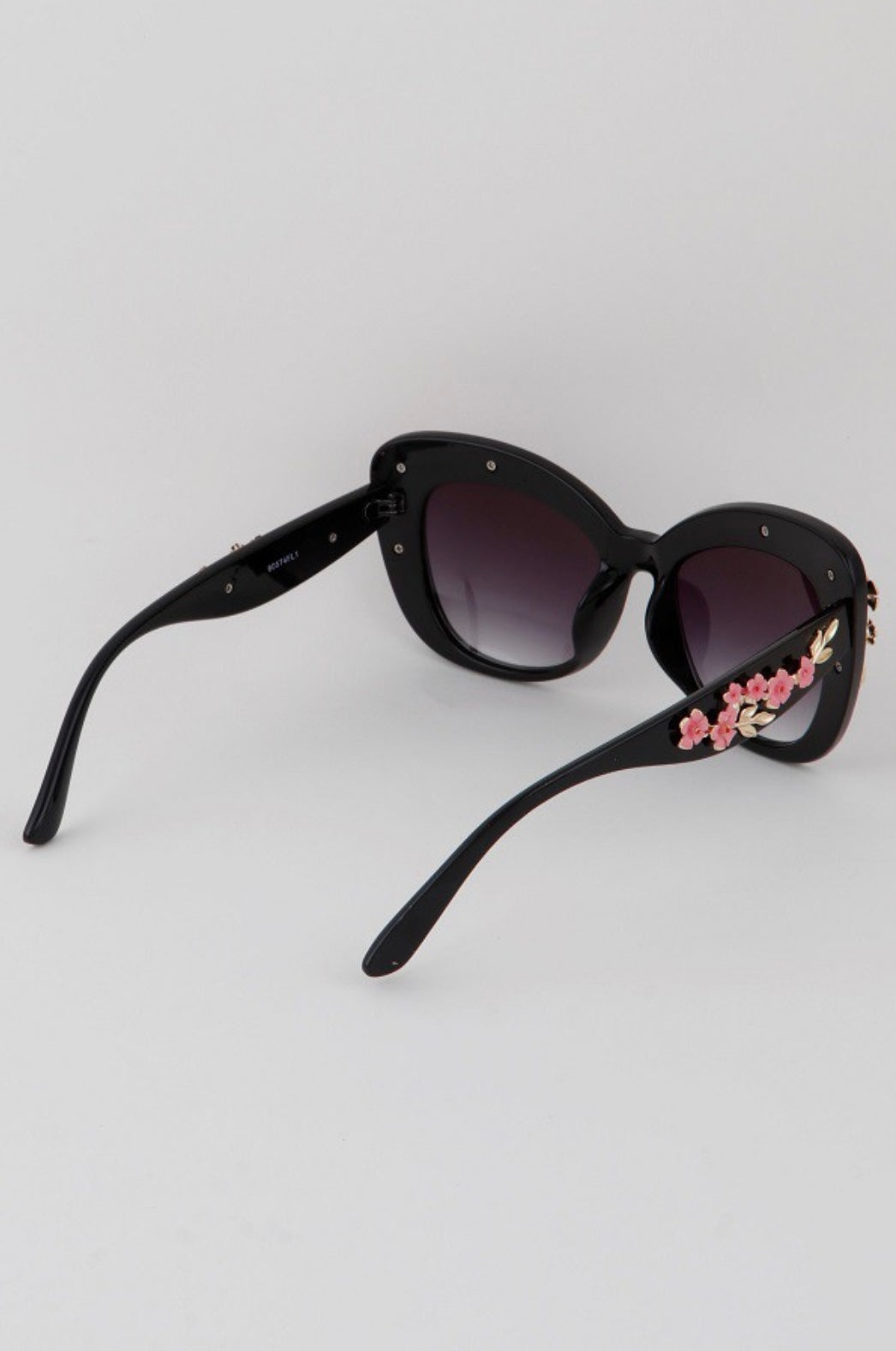 Flower Engraved Cateye Sunglasses