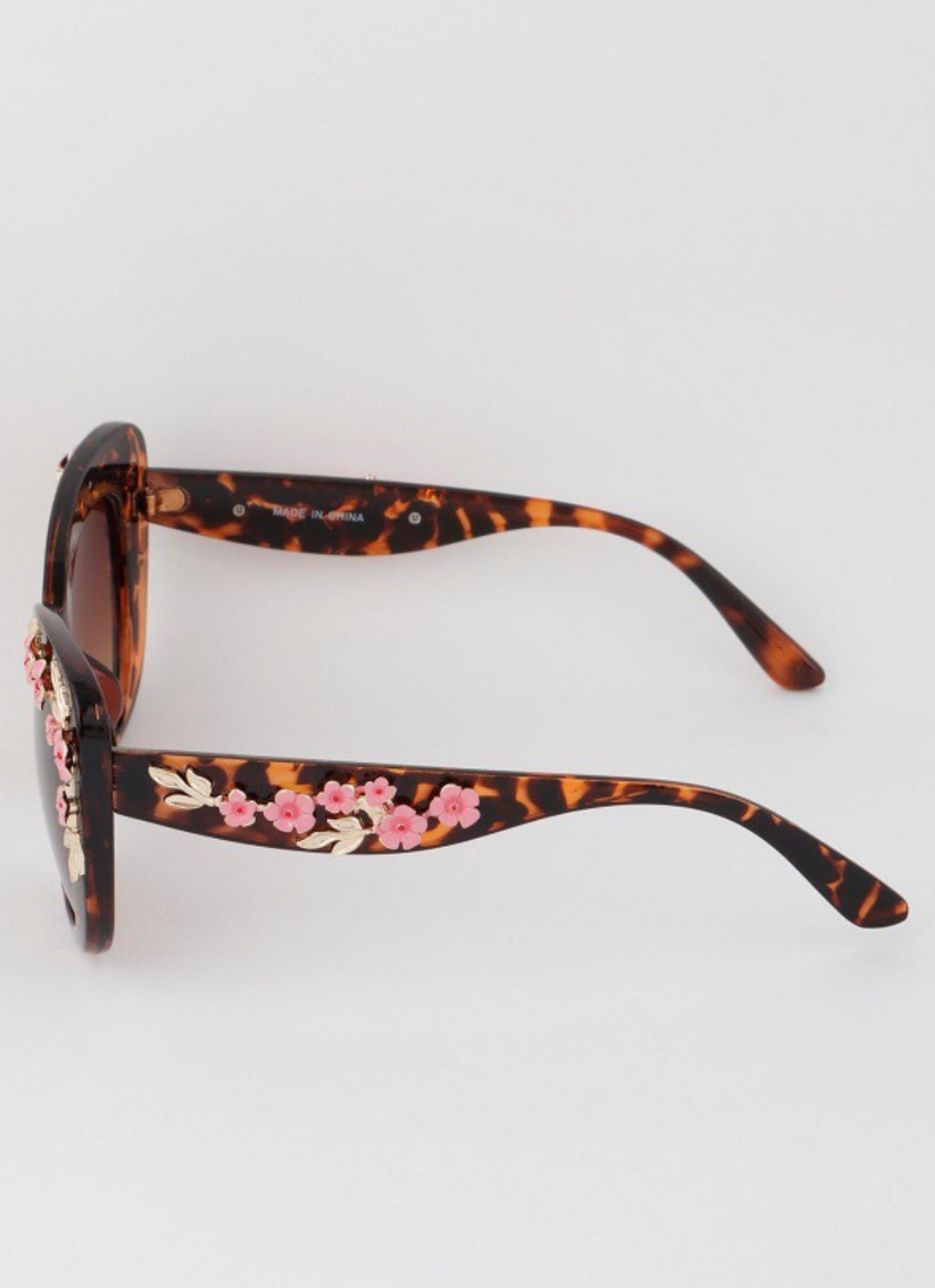 Flower Engraved Cateye Sunglasses